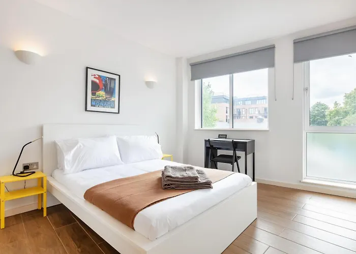 2 Bed Apartment London - 4 Local Train Stations!