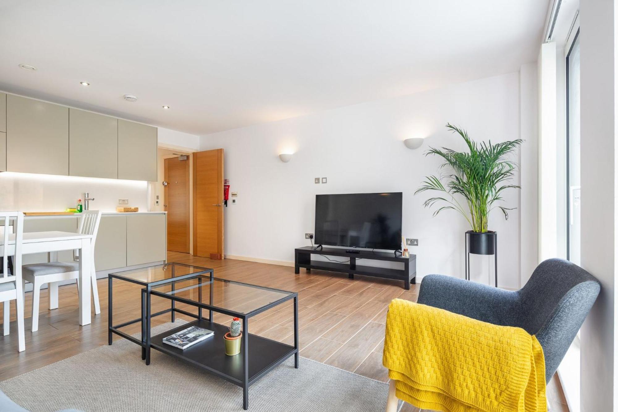 Appartamento 2 Bed - 4 Local Train Stations! Londra