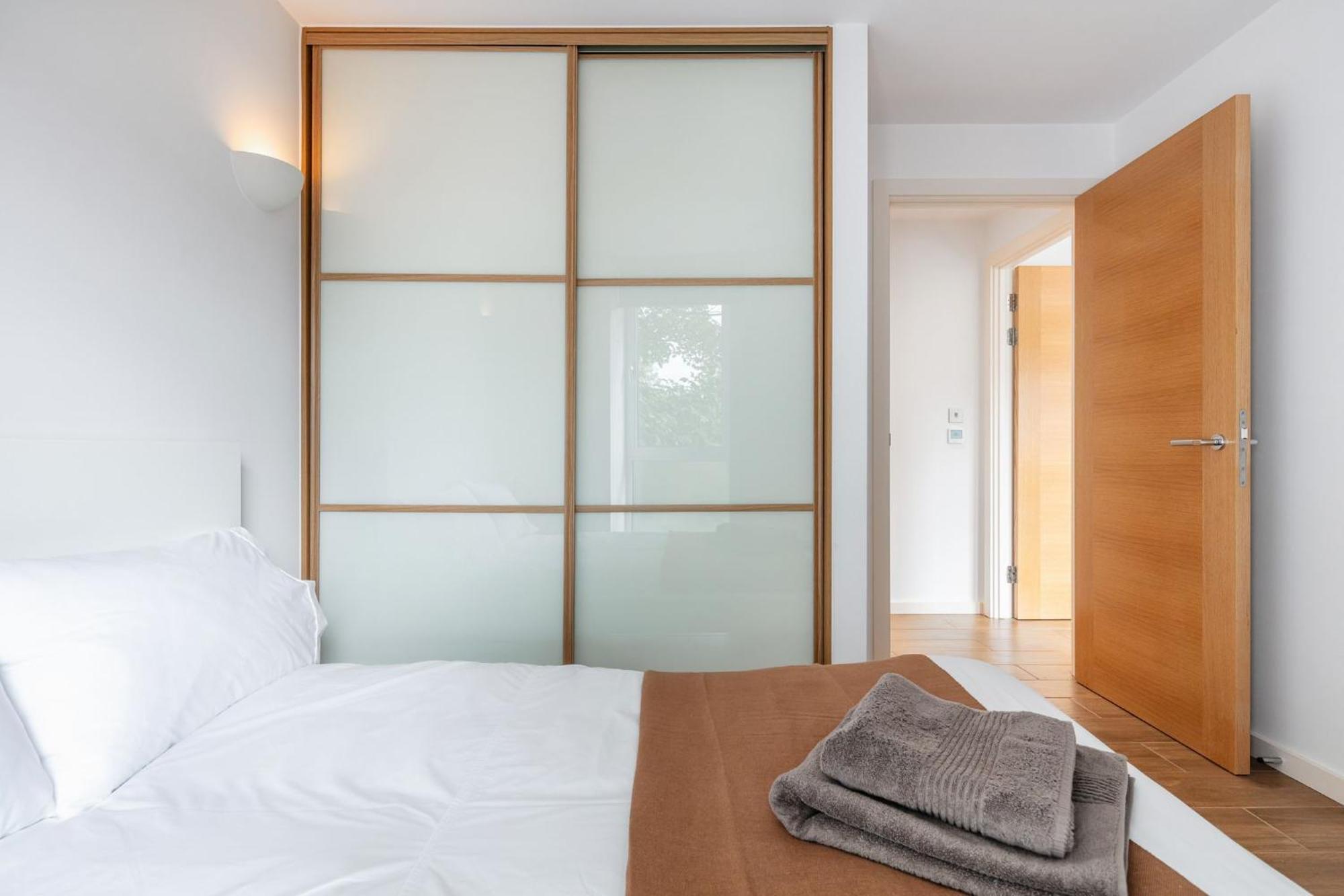 2 Bed - 4 Local Train Stations! * Londra