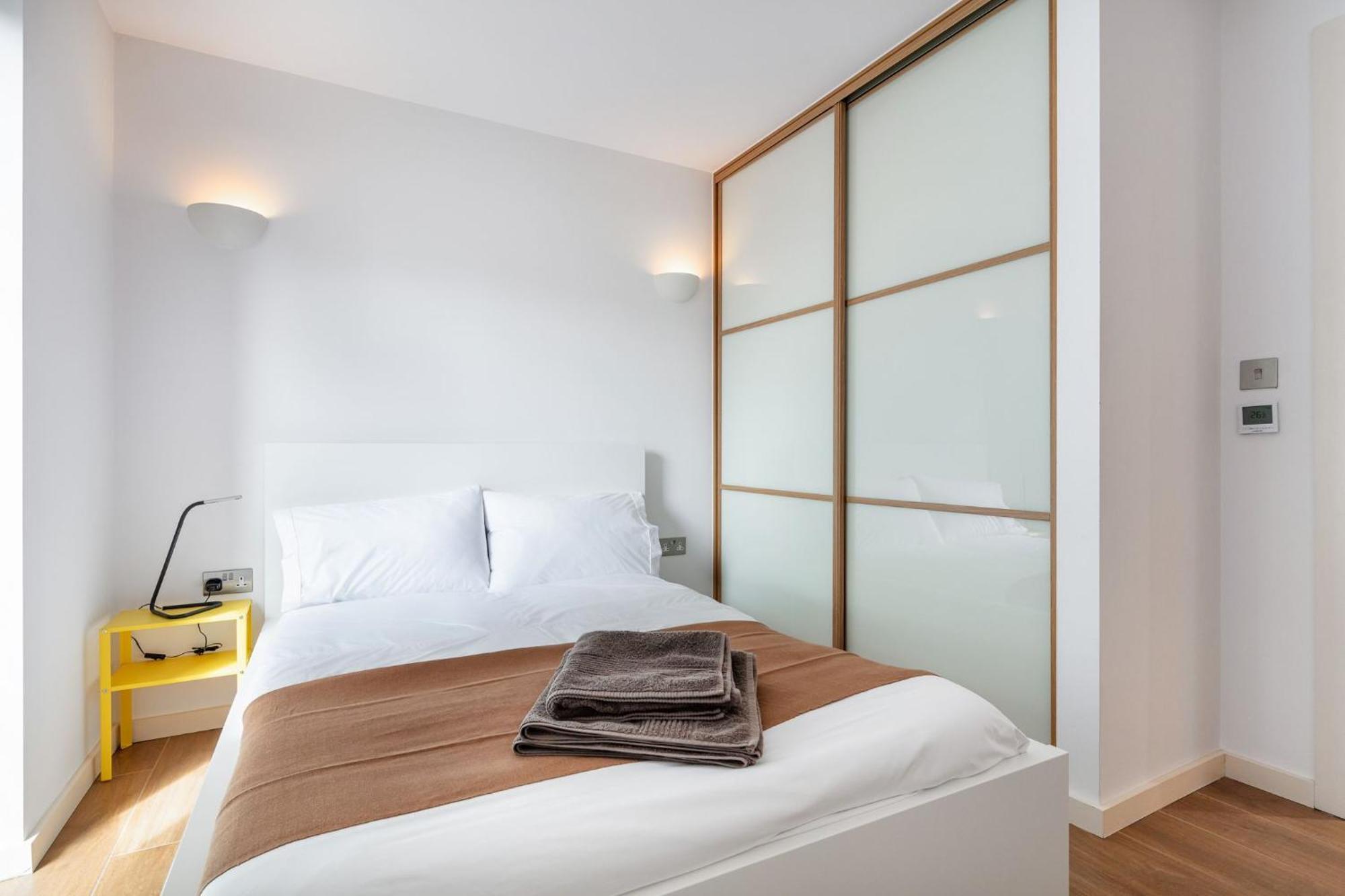 2 Bed - 4 Local Train Stations! Londra