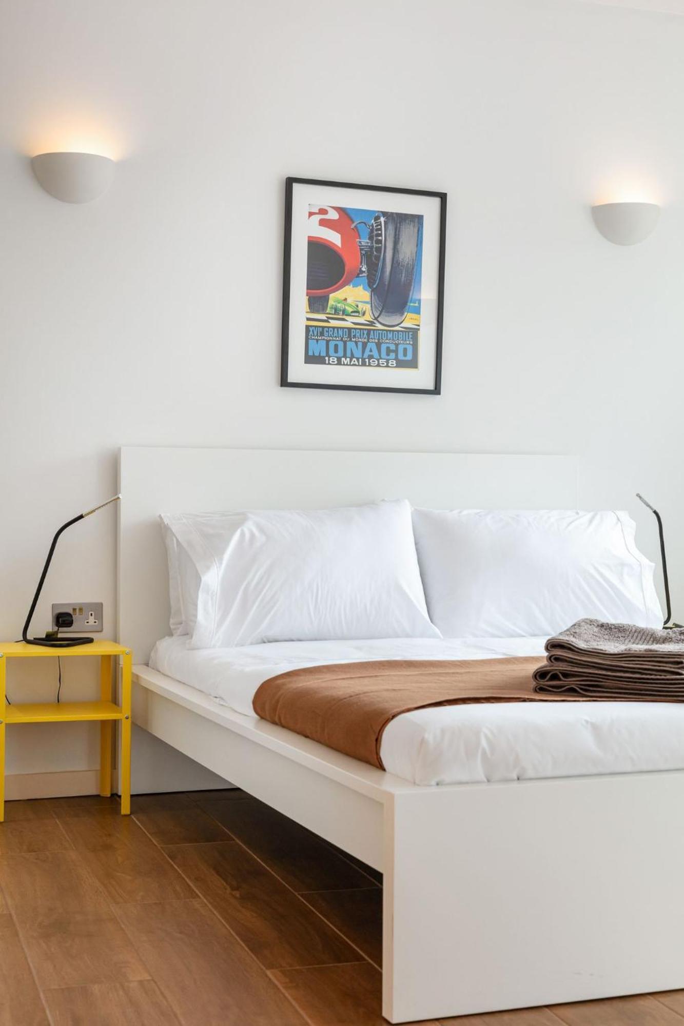 2 Bed - 4 Local Train Stations! Appartamento