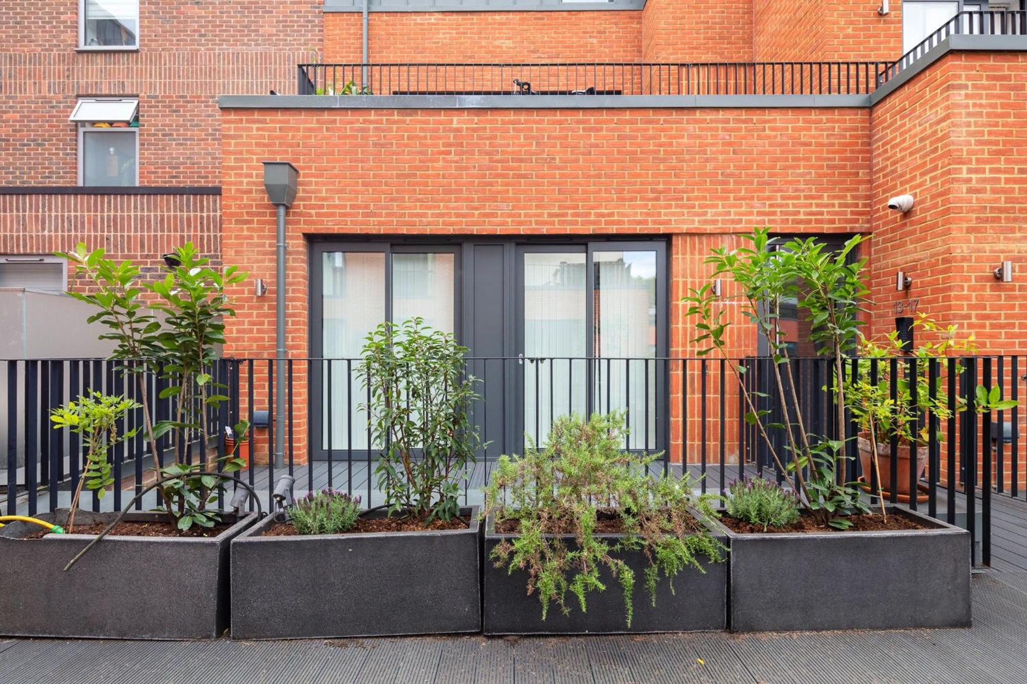 2 Bed - 4 Local Train Stations! Londra