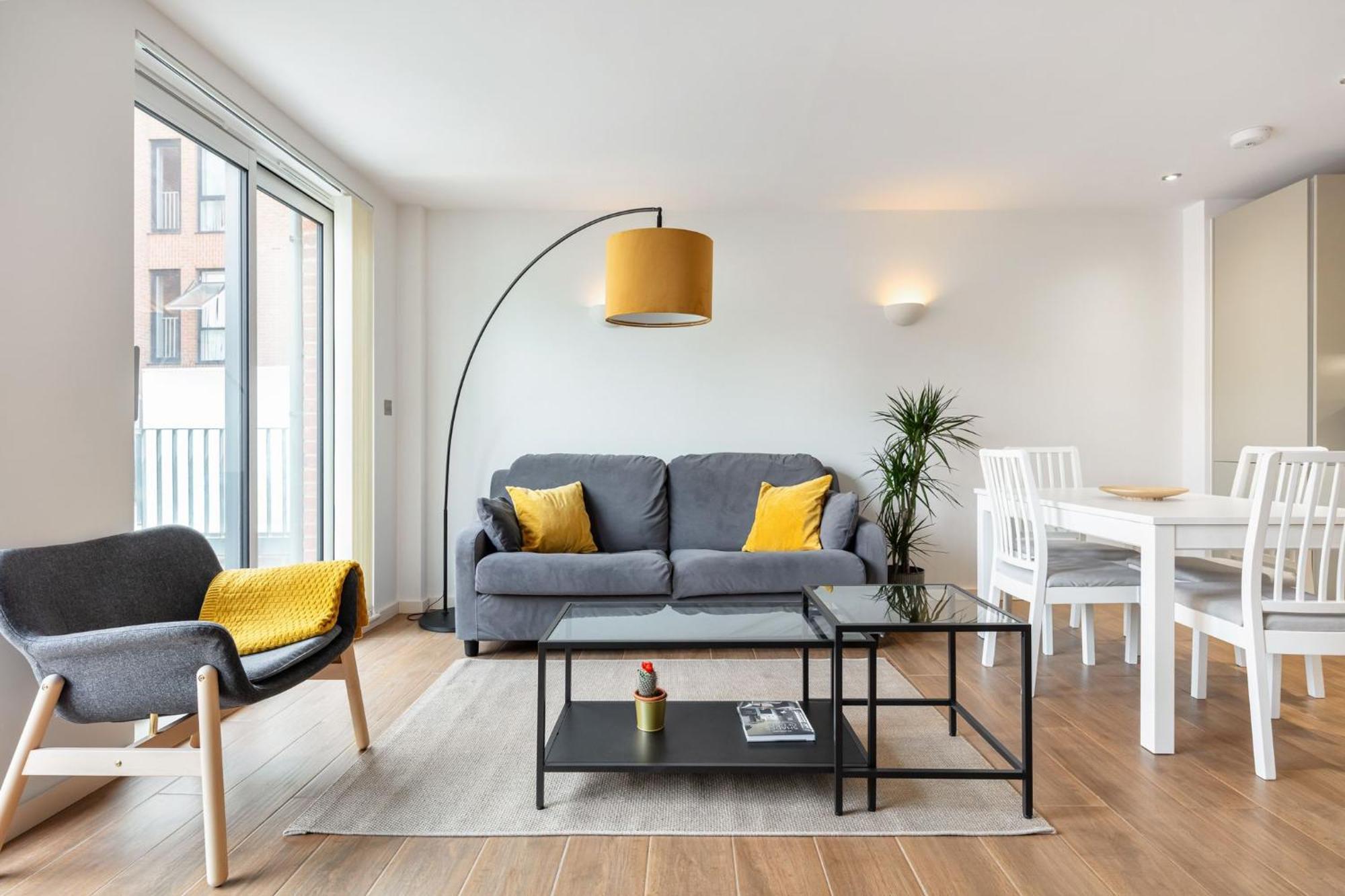 2 Bed - 4 Local Train Stations! Appartamento