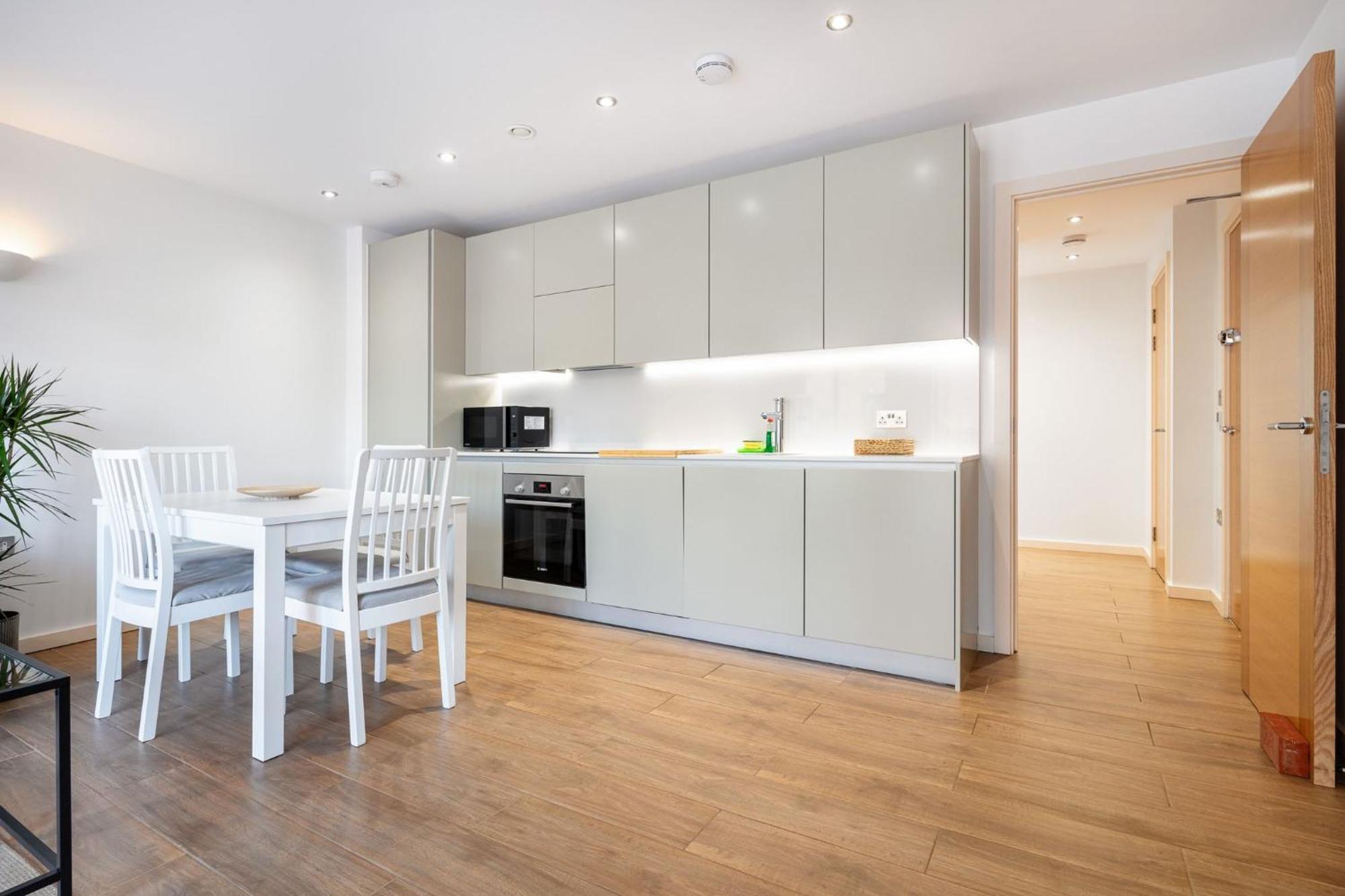 2 Bed - 4 Local Train Stations! Londra