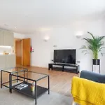 2 Bed Apartment London - 4 Local Train Stations!