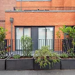 2 Bed Apartment London - 4 Local Train Stations!