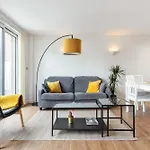 2 Bed Apartment London - 4 Local Train Stations!